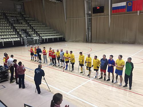Кузбасские футболисты-ампутанты «накостыляли» ветеранам в товарищеском матче