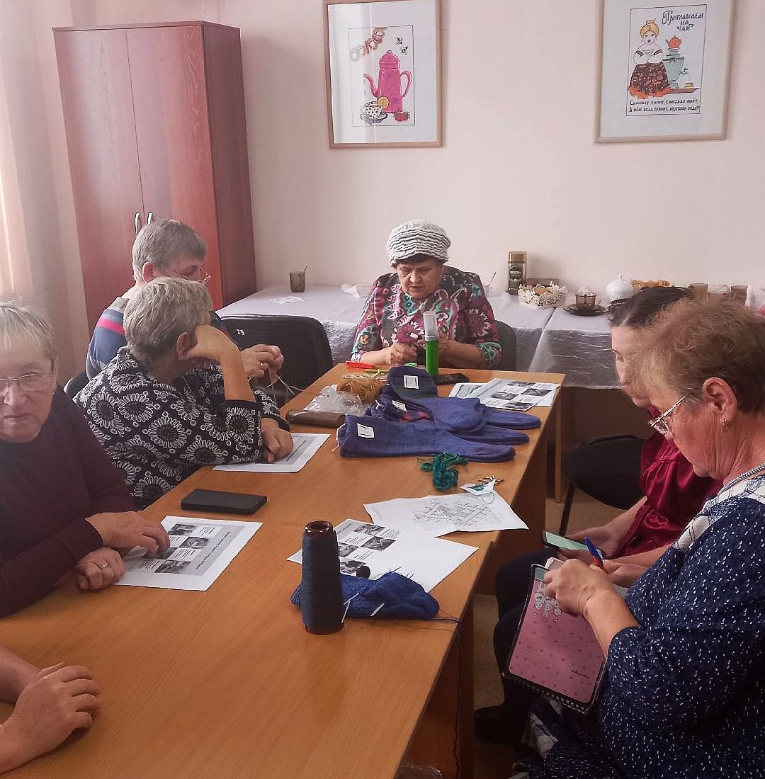 60 пар носков для участников СВО связали активисты нового Центра общения старшего поколения в Мариинске