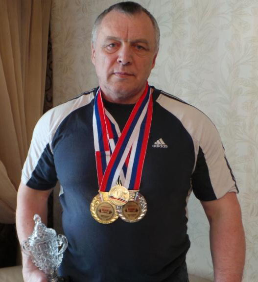 Калтанский спортсмен стал абсолютным чемпионом России по пауэрлифтингу среди ветеранов. 