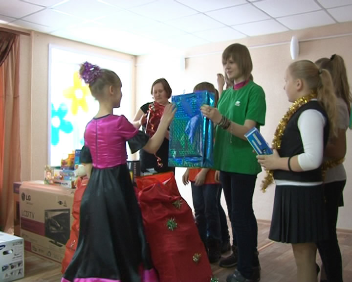 Калтан - подарки воспитанникам детского дома "Аистенок" на Старый Новый Год