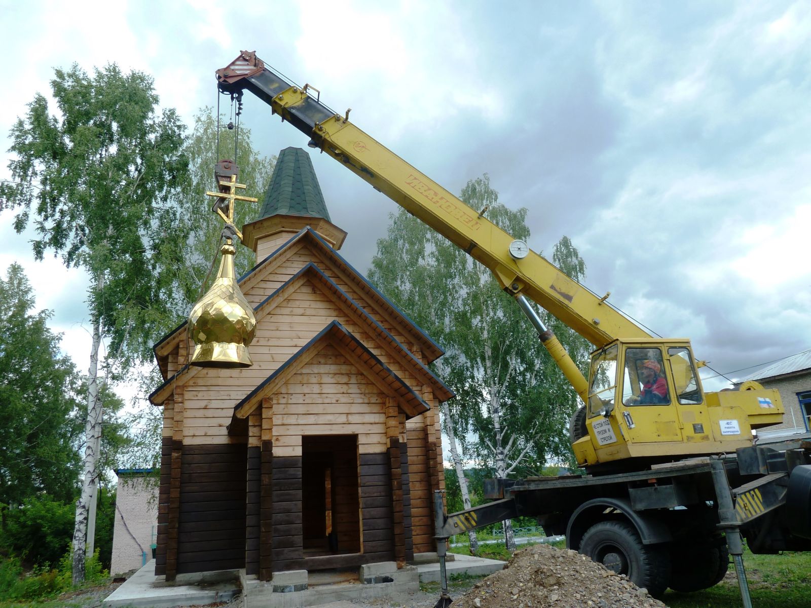В п.Малиновка осветили купол и крест Часовни в честь Божьей Матери «Взыскание погибших»