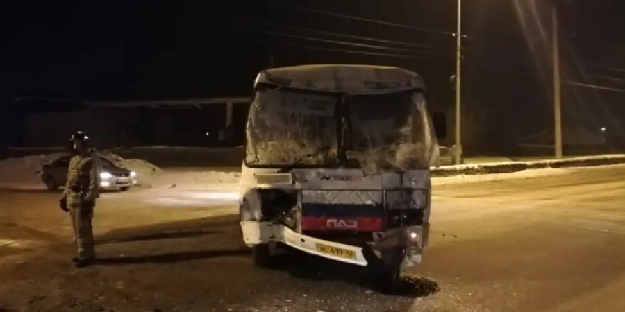 В Новокузнецке маршрутка столкнулась с грузовиком: есть пострадавшие