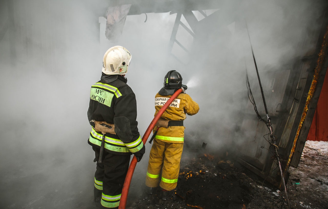 Пожар лишил строителей бытовки в Калтане