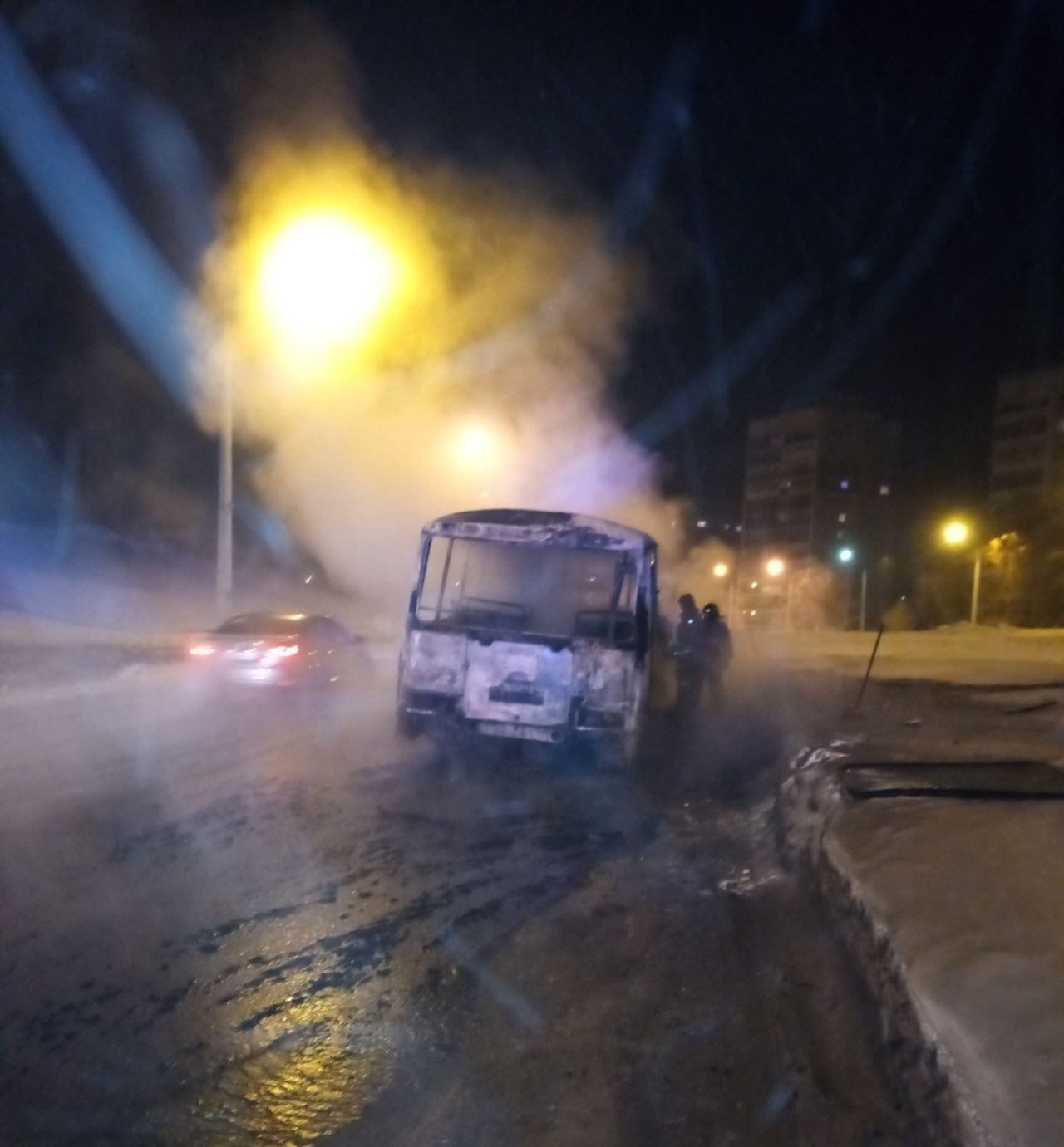 Перевозивший 30 человек автобус сгорел в Новокузнецке в результате ДТП 